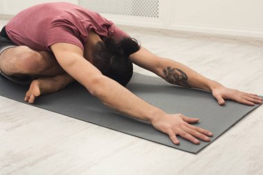 Childs'ın poz yogada eğitim genç adam