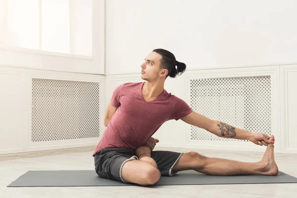 Fitness man på benen stretching utbildning — Stockfoto