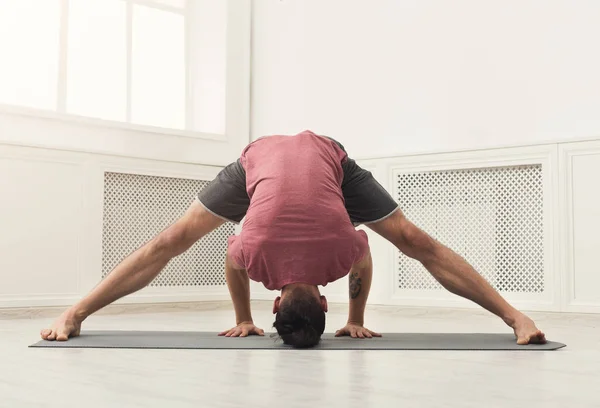 Joven hombre flexible de pie en las manos — Foto de Stock