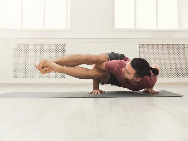 Junger flexibler Mann auf Händen stehend — Stockfoto