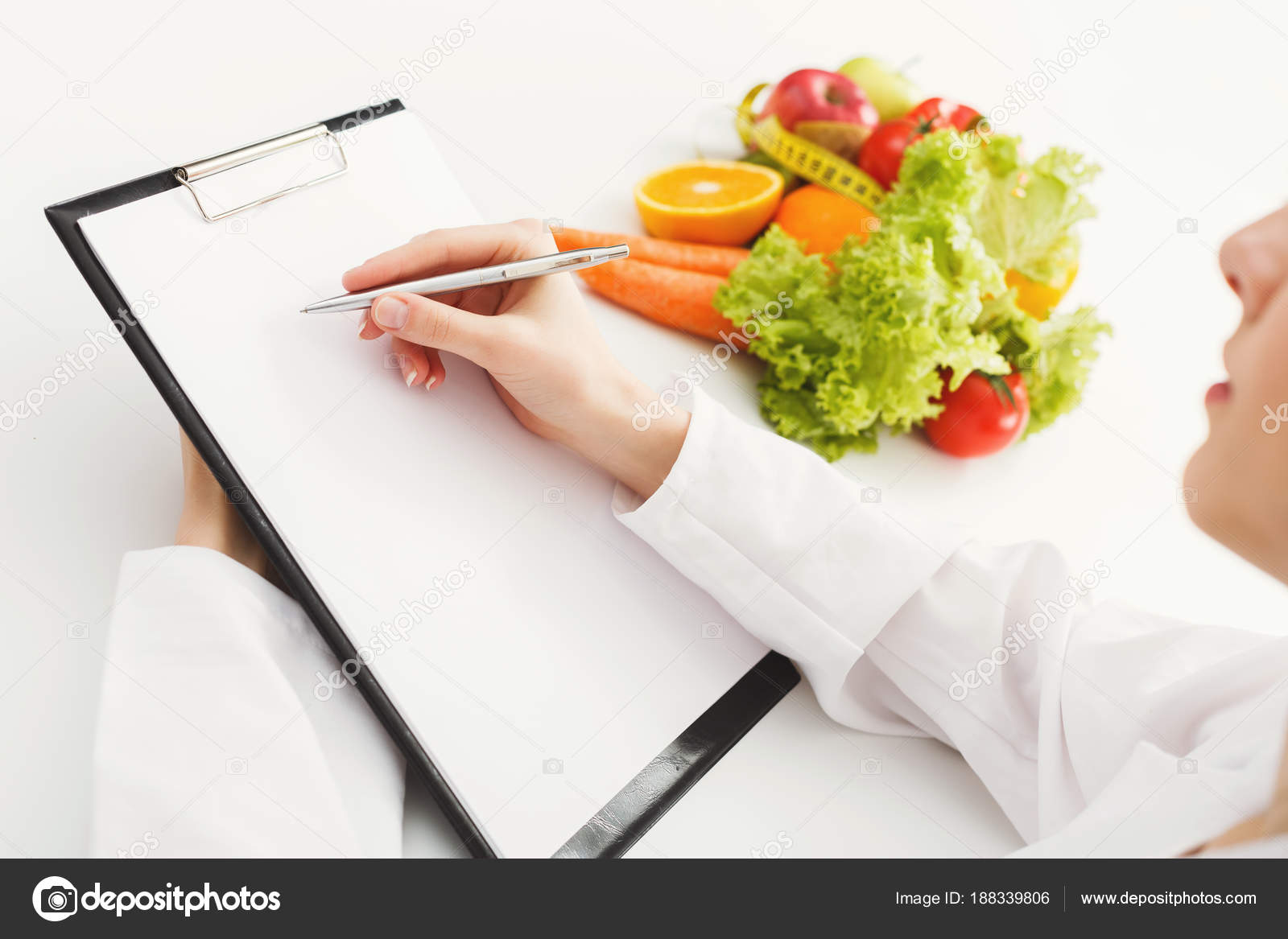 человек ест бутерброд. Too much weight. рюкзак с принтом мошонки. Too much weight. переедание и голодание.