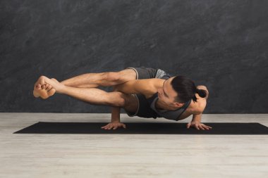 Esnek delikanlı ellerinde ayakta