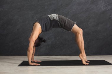 Masa üstü adam eğitim yoga teşkil.