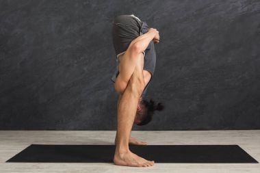 İleri ayakta Bend yapan sportif erkek