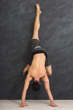 Pratik Yoga duvar, genç adam