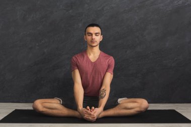 Genç adam pratik yoga, meditasyon poz sakin ol