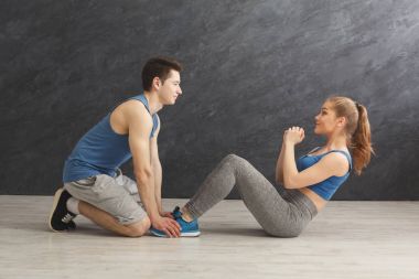 Egzersizi yapıyor fitness koçu yardım