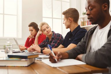 Çok ırklı sınıf arkadaşlarıyla birlikte sınavlarına hazırlanıyor