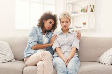 İki kadın evde sorunlar hakkında konuşuyor.