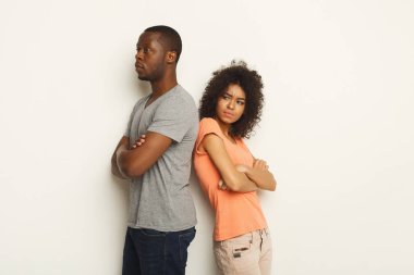 Kesin şunu, çift sırt sırta kavga sonra üzgün