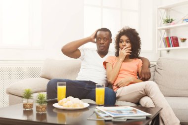 Afrikalı-Amerikalı çift evde TV izlerken korkuttu