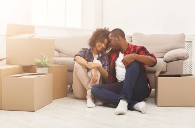 Genç balck çift/açma hareket kutuları