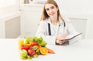 Beslenme uzmanı Resepsiyon meyve ve ölçüm bandı ile
