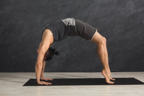 Hombre entrenando yoga en pose de mesa . — Foto de Stock