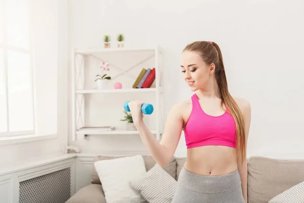 Fitnessmodel Frau mit Kurzhanteln zu Hause — Stockfoto