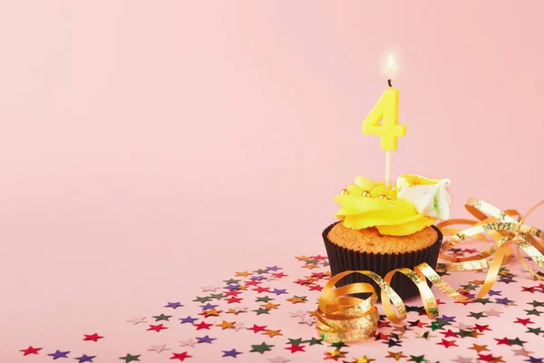 Vierde verjaardag cupcake met kaars en hagelslag — Stockfoto