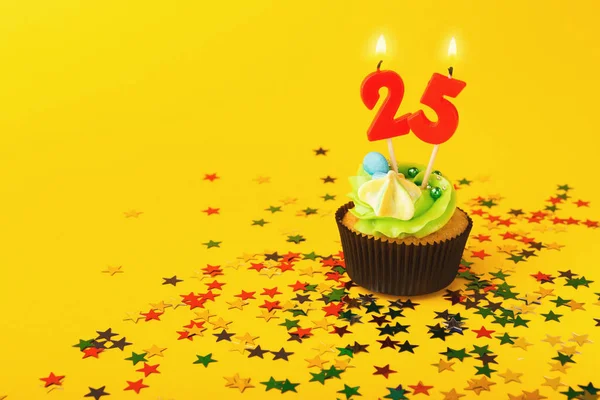 25-й день рождения кекс со свечами и брызгами — стоковое фото