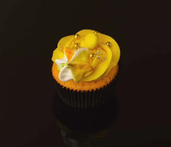 Muffin savoureux avec crème au beurre sur fond de verre — Photo