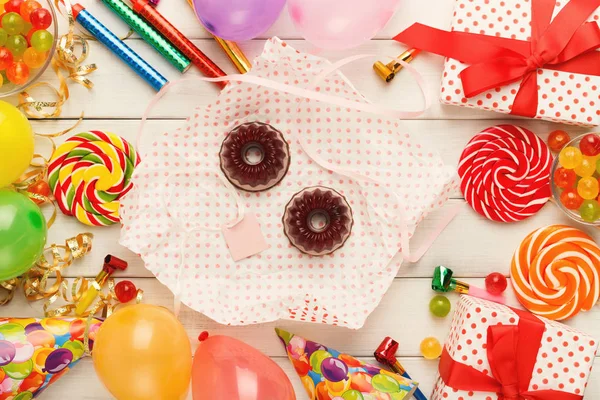 Finom csokoládés sütemények és sok-sok születésnapi party dekoráció — Stock Fotó