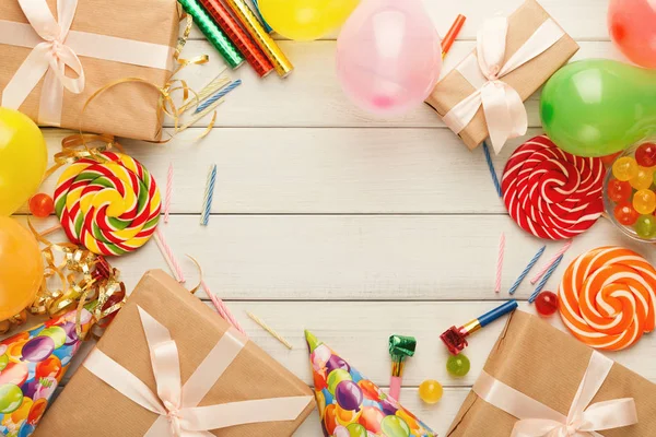 Fundo de aniversário com chapéus de festa e caixa de presente — Fotografia de Stock