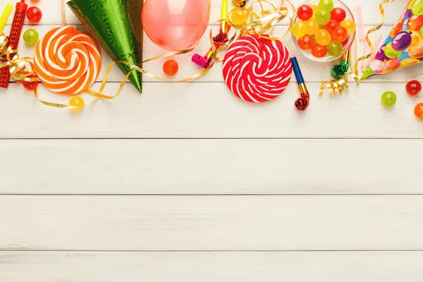 Balões coloridos em madeira rústica branca, fundo de aniversário, vista superior — Fotografia de Stock