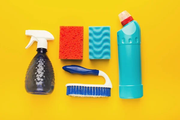 Various cleaning supplies, housekeeping background — Stock Photo, Image