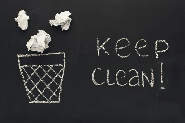 Jaga latar belakang bersih. Tempat sampah dan kertas di papan tulis — Stok Foto