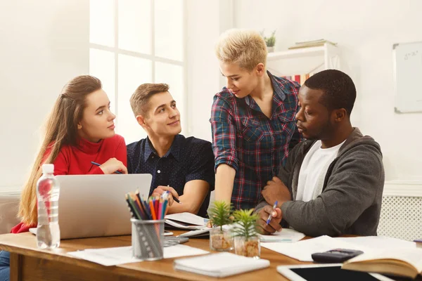 Compañeros de clase multiétnicos preparándose para los exámenes juntos — Foto de Stock