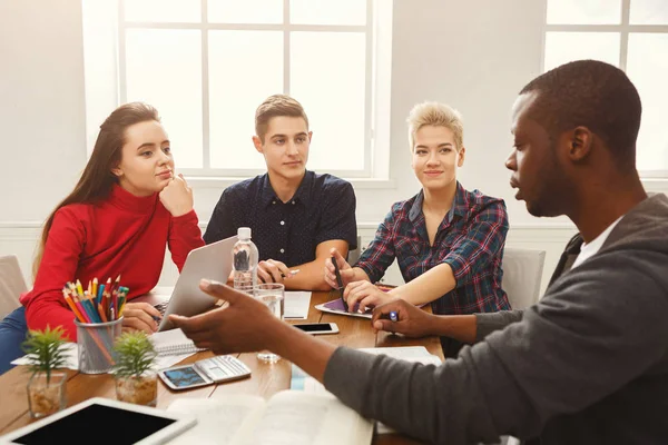 Compagni di classe multietnici che si preparano agli esami insieme — Foto Stock