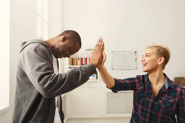 Manos multiétnicas masculinas y femeninas juntando las manos — Foto de Stock