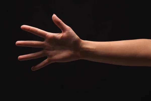 Kvinnlig hand visar nummer fem isolerade på black — Stockfoto