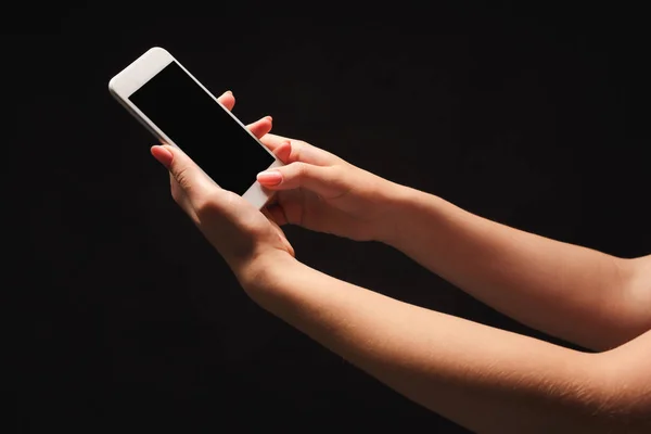 Female hand holding mobile smart phone with blank screen — Stock Photo, Image