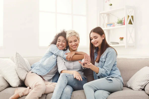 Tre unga kvinnliga vänner chatta hemma — Stockfoto