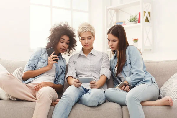 Drei Freundinnen mit Smartphones zu Hause — Stockfoto