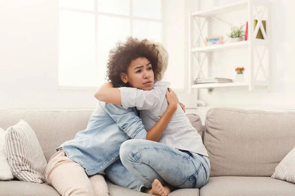 Drie jonge vrouwelijke vrienden chatten thuis — Stockfoto