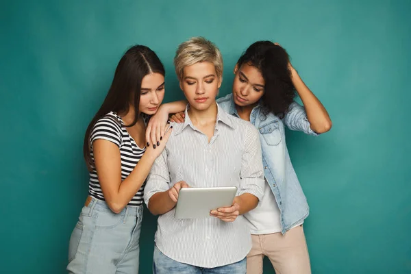 Tre kvinnliga vänner använda surfplatta i studio — Stockfoto
