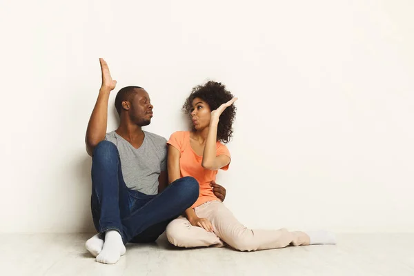 Couple afro-américain étreignant, assis sur le sol — Photo