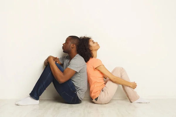 Couple noir assis sur le sol dans un nouvel appartement — Photo