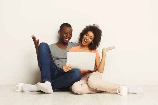 Lyckliga afro-amerikanska paret shopping online — Stockfoto