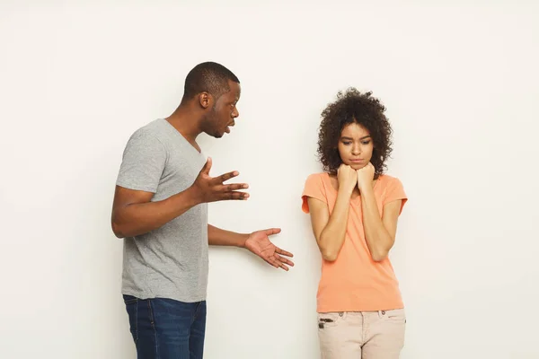 Rompre, couple en colère criant l'un à l'autre — Photo