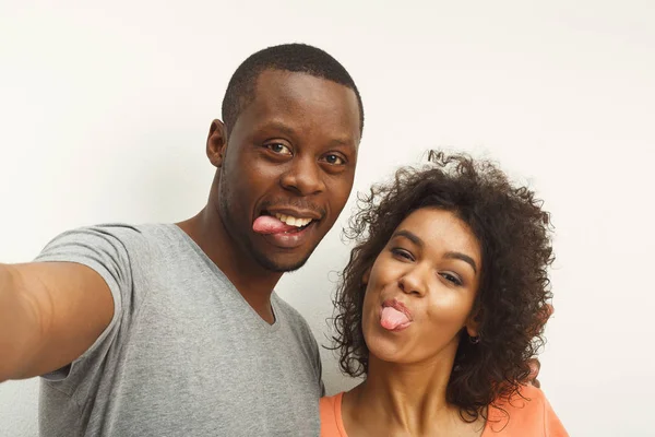 Paret tar selfie för sociala medier — Stockfoto