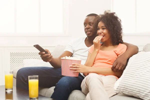 Feliz pareja afroamericana viendo televisión en casa —  Fotos de Stock