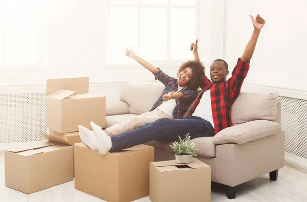 Young balck couple unpacking moving boxes — Stock Photo, Image