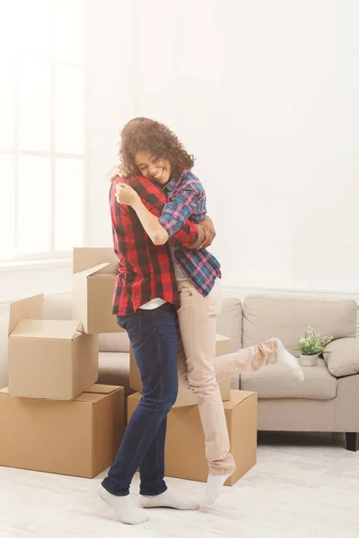 Feliz casal afro-americano abraçando em casa — Fotografia de Stock