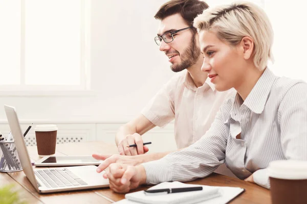 Couple de jeunes partenaires d'affaires travaillant dans un bureau moderne — Photo