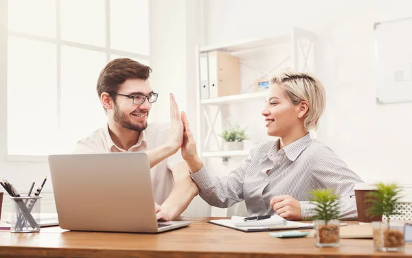 Jonge gelukkig zakenpartners in kantoor met computer — Stockfoto