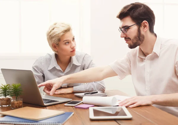 Pareja de socios empresariales jóvenes que trabajan en una oficina moderna — Foto de Stock