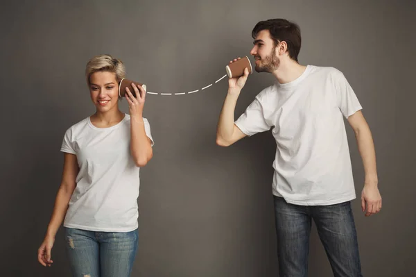 Pareja joven divirtiéndose, retrato de estudio — Foto de Stock