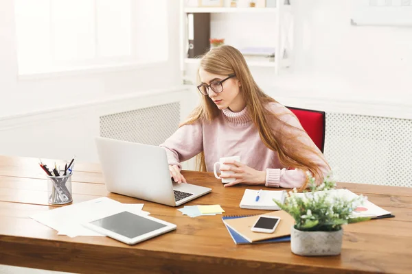 Affärskvinna som arbetar på laptop på kontoret — Stockfoto