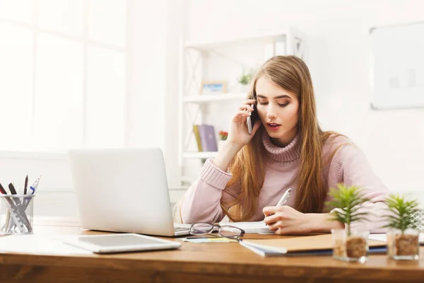 Vážná věc žena v práci mluví o telefonu — Stock fotografie